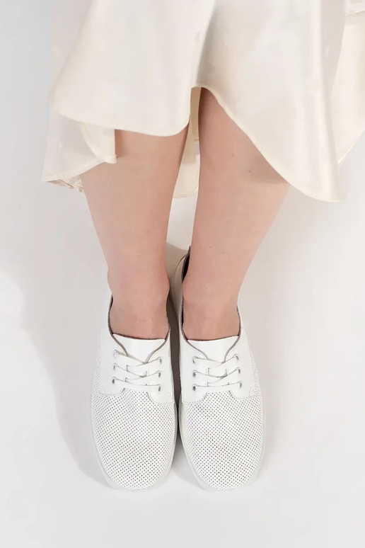 Baltas krāsas sporta apavi perforēti...