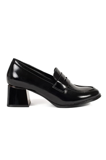 Melni puszābaki uz augstpapēžu