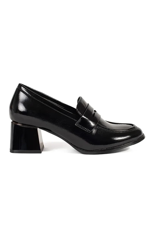 Melni puszābaki uz augstpapēžu