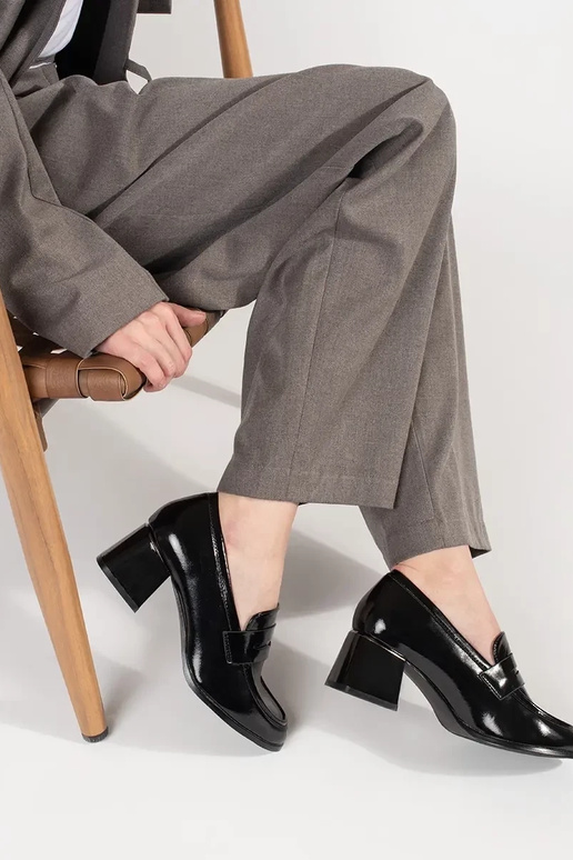 Melni puszābaki uz augstpapēžu