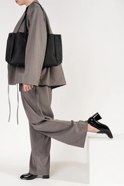 Melni puszābaki uz augstpapēžu