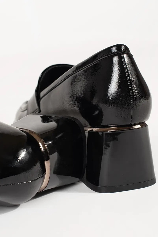 Melni puszābaki uz augstpapēžu