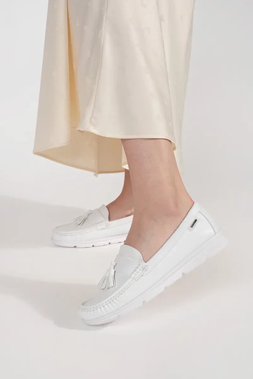 Baltas krāsas mokasīni ar... 2