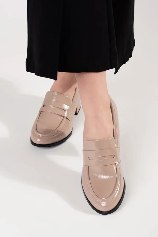 Smilšu krāsas puszābaki uz augstpapēžu