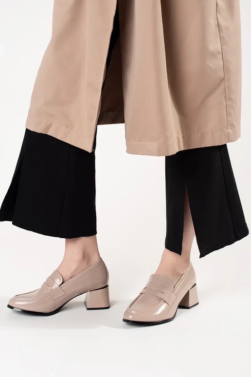 Smilšu krāsas puszābaki uz augstpapēžu