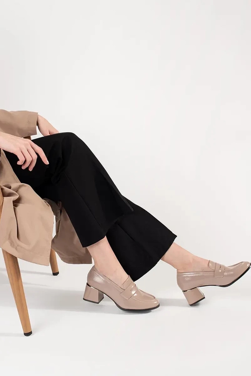 Smilšu krāsas puszābaki uz augstpapēžu