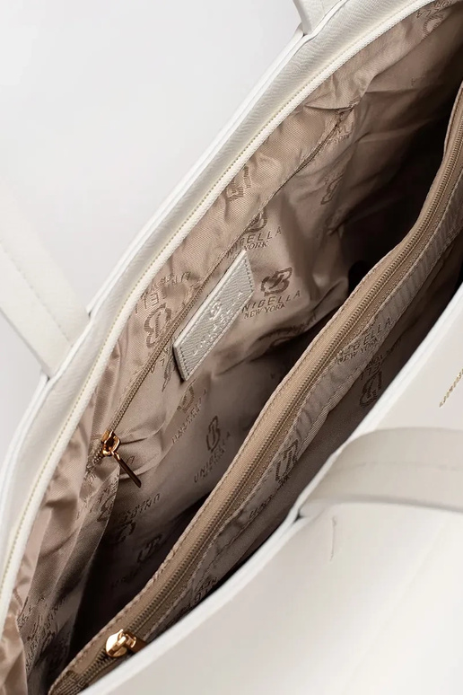 Liela balta rokassoma ar kniedēm