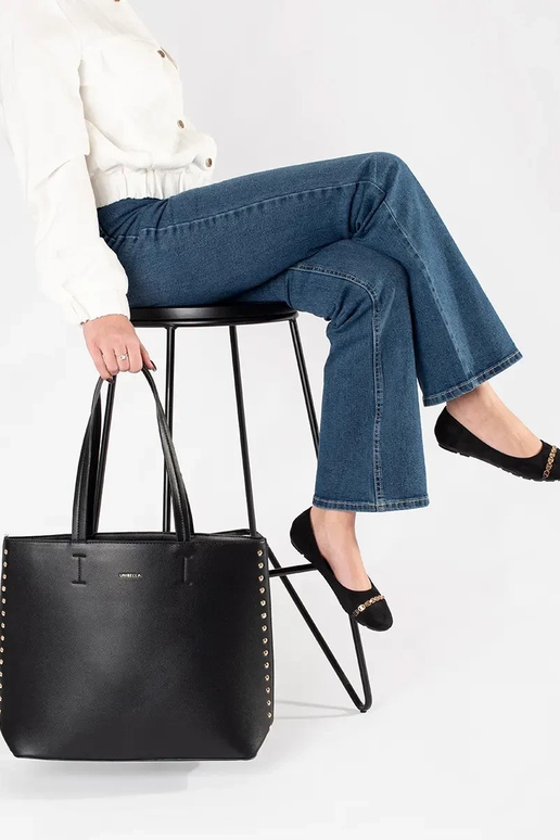 Liela melna rokassoma ar kniedēm