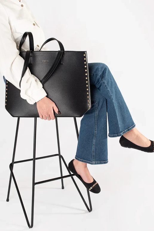 Liela melna rokassoma ar kniedēm