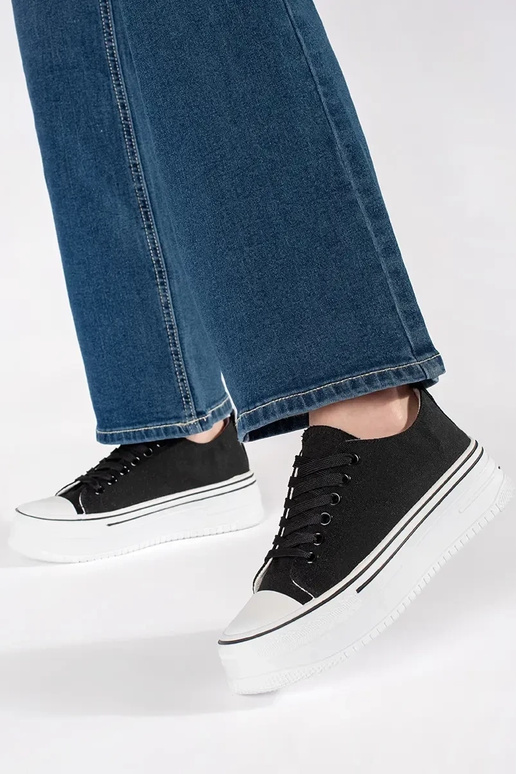 Melni klasiskie sieviešu sporta apavi...