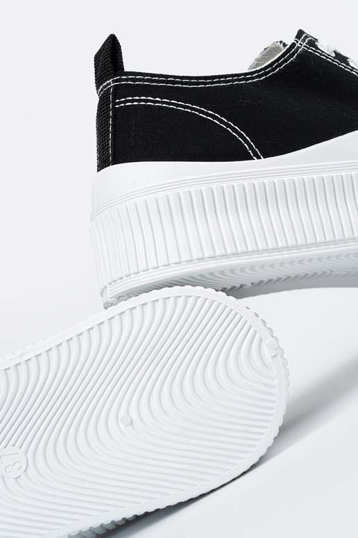 melnbalti sporta apavi uz biezas zoles melnbalti sporta apavi uz biezas zoles