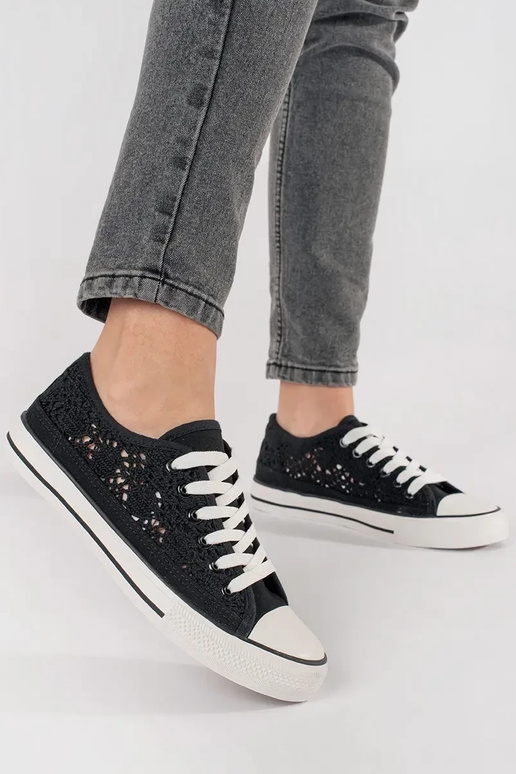 Melni izšūti apavi Melni izšūti apavi