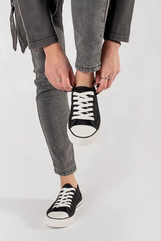 Melni izšūti apavi Melni izšūti apavi