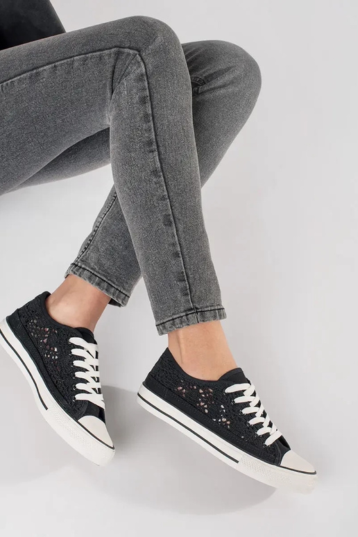 Melni izšūti apavi Melni izšūti apavi