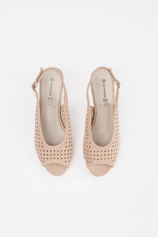 Smilšu krāsas sandales uz zema papēža