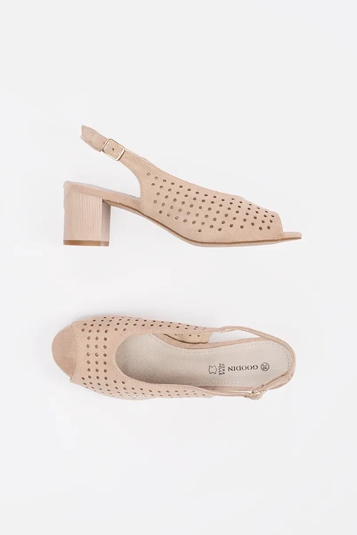 Smilšu krāsas sandales uz zema papēža