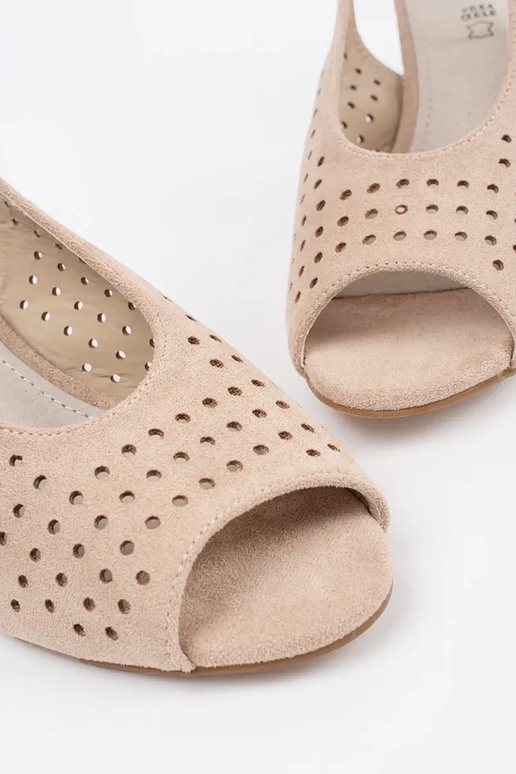 Smilšu krāsas sandales uz zema papēža