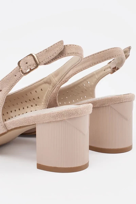 Smilšu krāsas sandales uz zema papēža