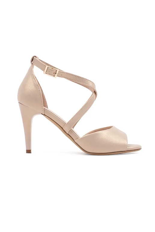 Baltas krāsas ērti sandales uz pleca