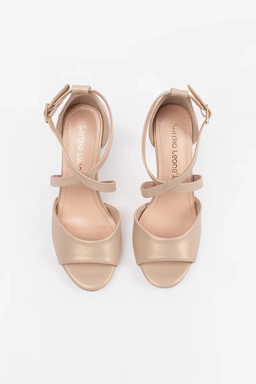 Baltas krāsas ērti sandales uz pleca