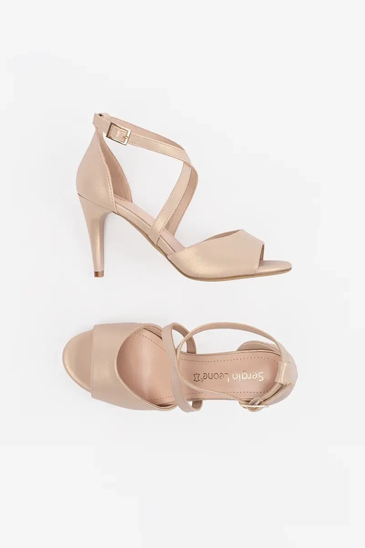 Baltas krāsas ērti sandales uz pleca