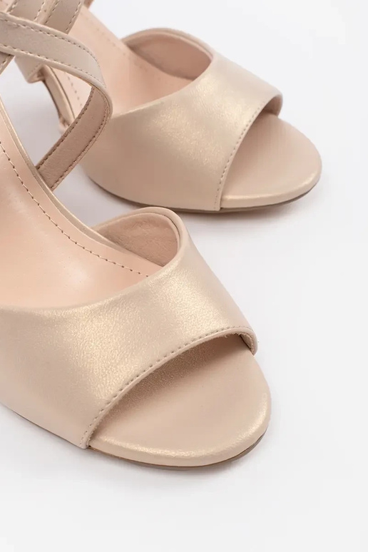 Baltas krāsas ērti sandales uz pleca