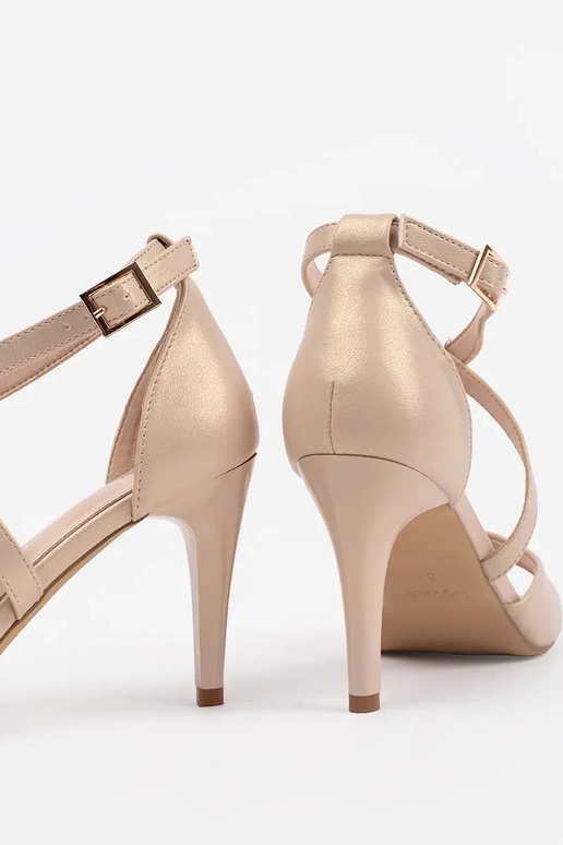 Baltas krāsas ērti sandales uz pleca