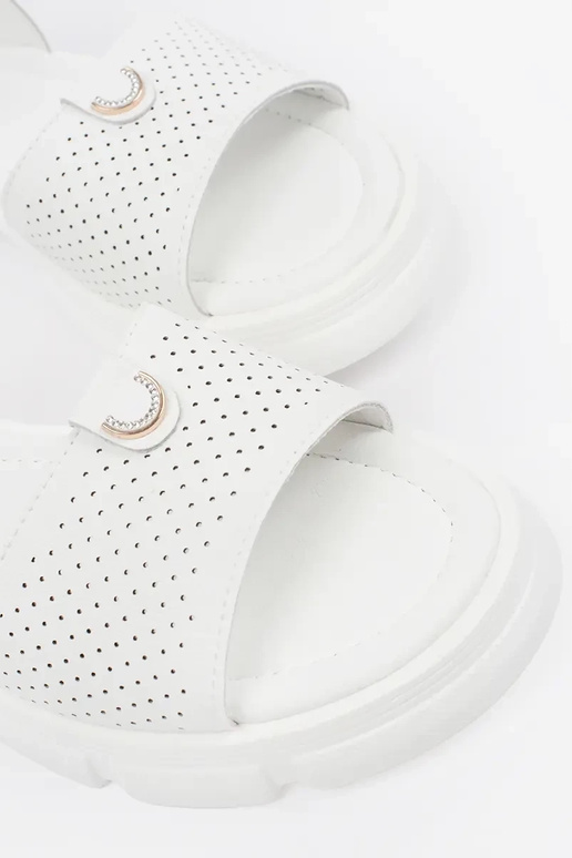 balti sandales ar platformu