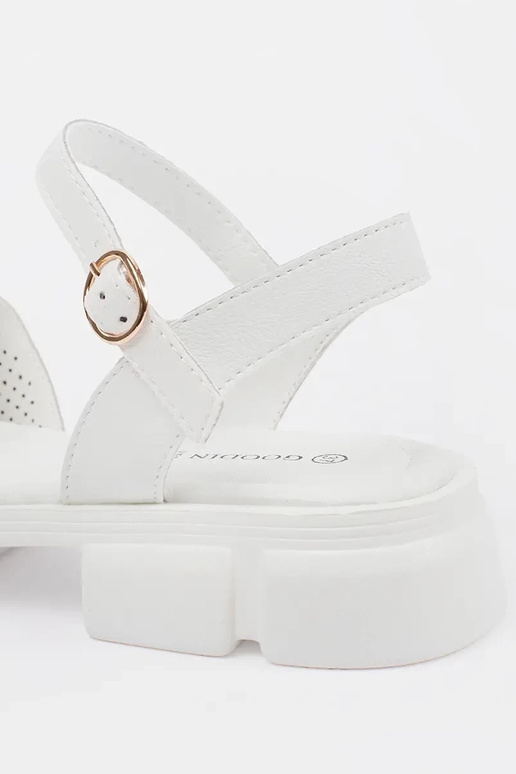 balti sandales ar platformu