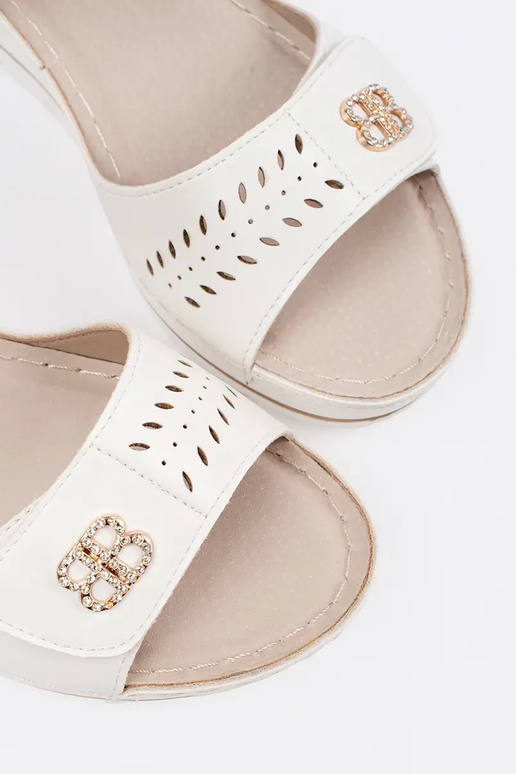 Baltas krāsas sandales uz pleca ar...