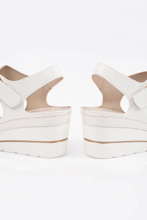 Baltas krāsas sandales uz pleca ar...