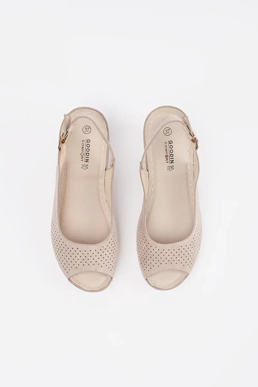 Caurumu sandales smilšu krāsā uz pleca