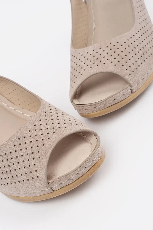 Caurumu sandales smilšu krāsā uz pleca
