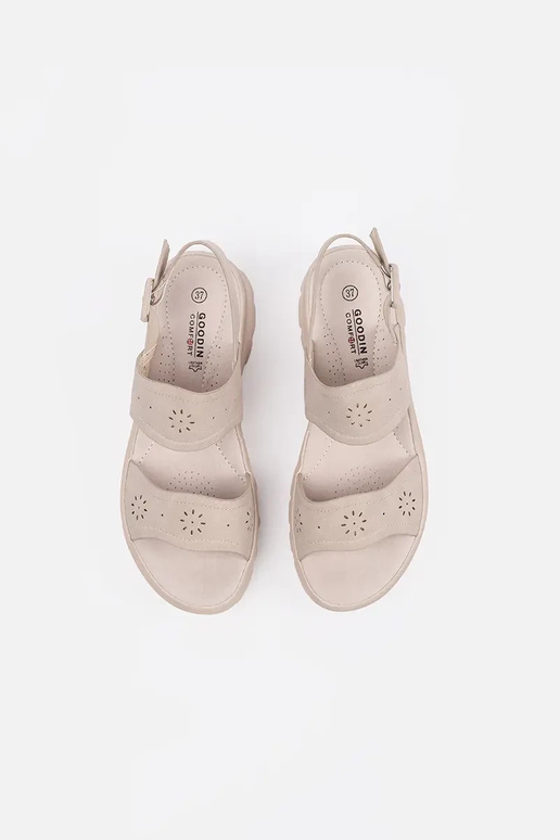 Zivju kaula krāsas sandales uz bieza...