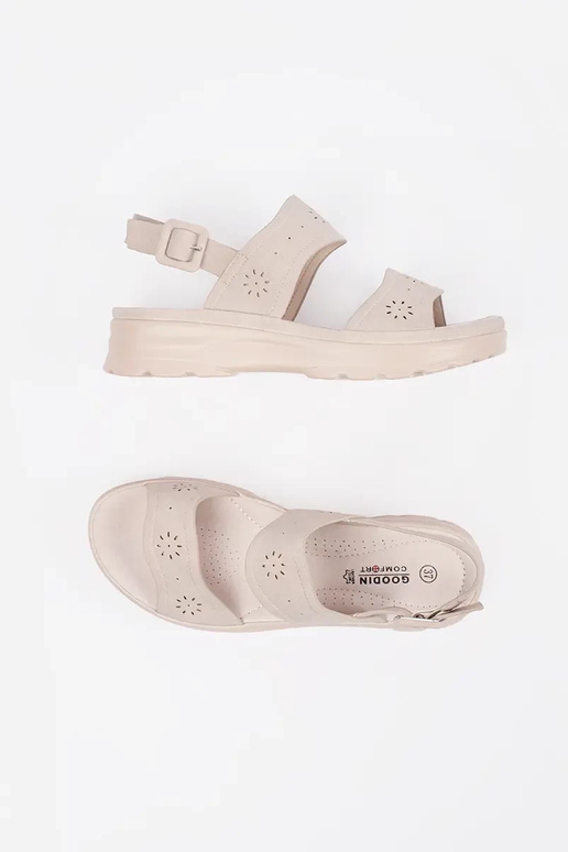 Zivju kaula krāsas sandales uz bieza...