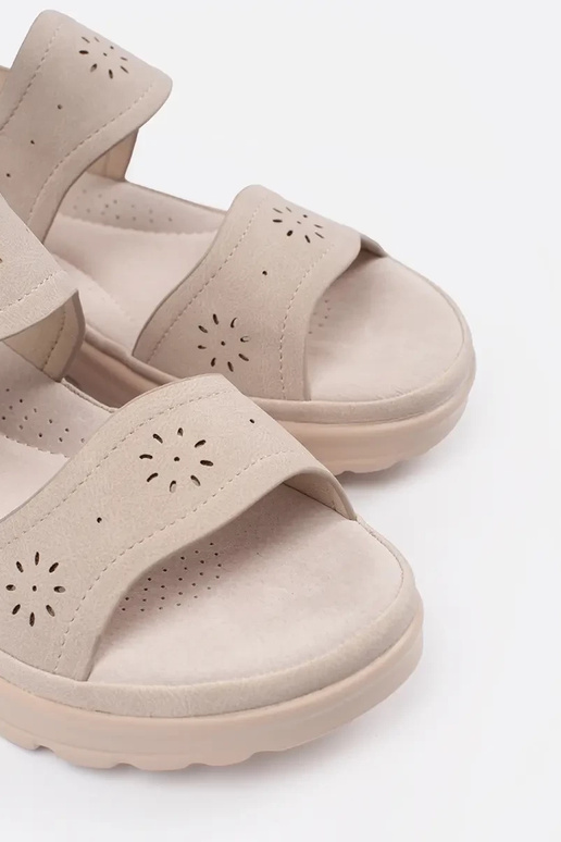 Zivju kaula krāsas sandales uz bieza...