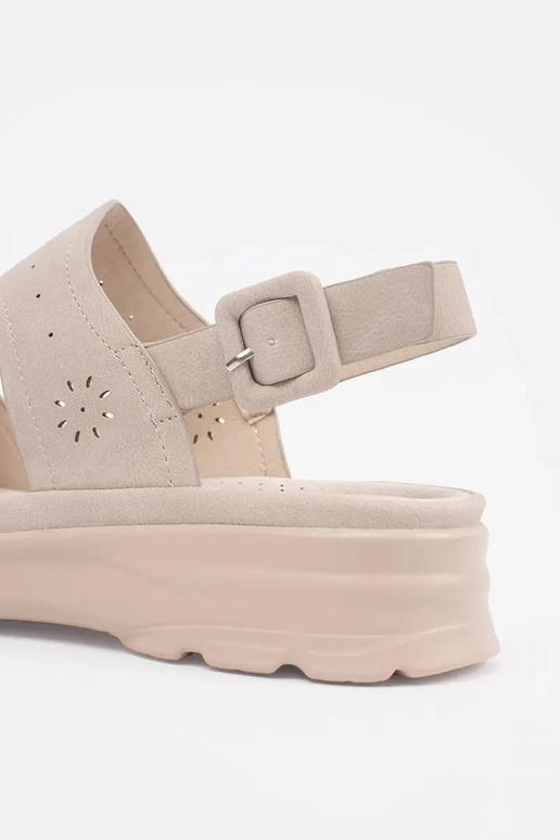 Zivju kaula krāsas sandales uz bieza...