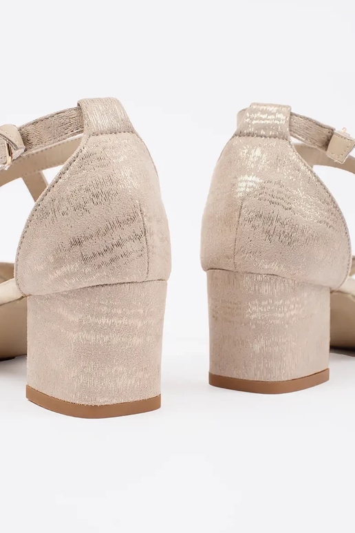 Zemas sneakers modeļu kurpes...