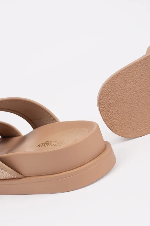 Smilšu krāsas čības ar sprādzēm Smilšu krāsas čības ar sprādzēm