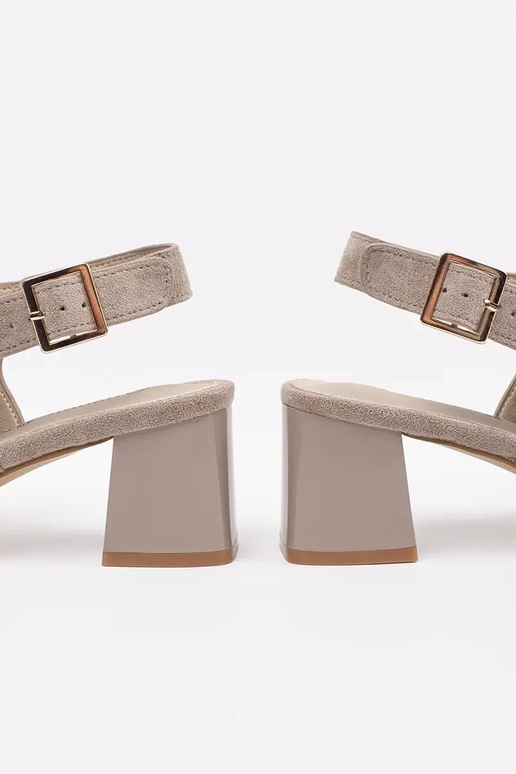 smilšu krāsas sandales ar papēžiem no...