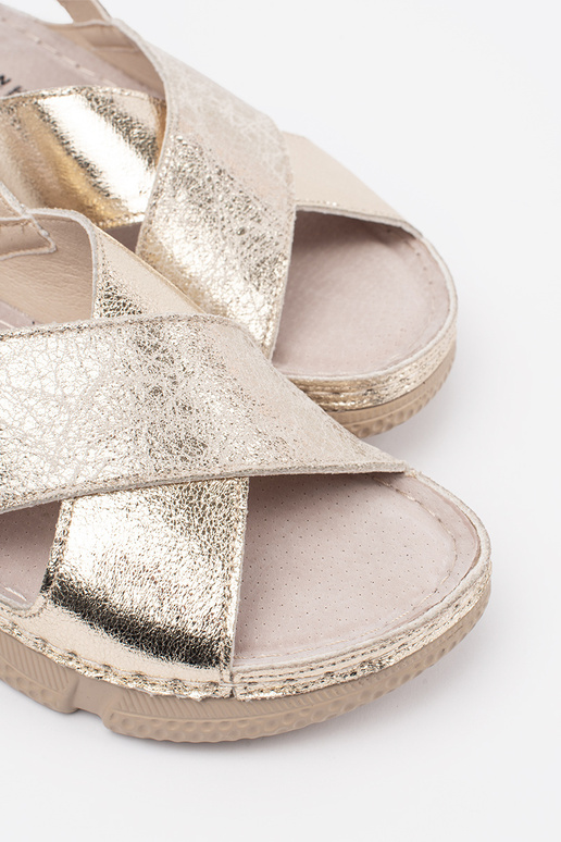 Zelta krāsas plakanas sieviešu sandales