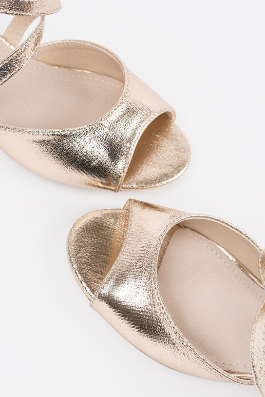 Zelta sandales ar zemiem papēžiem