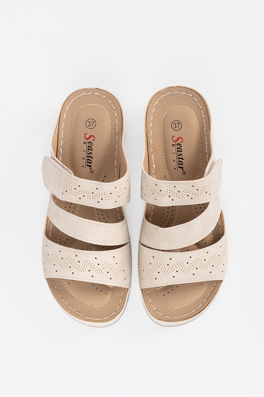 Čības uz zemas platformas spilgti...