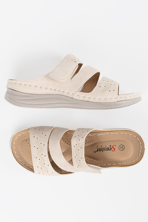 Čības uz zemas platformas spilgti...