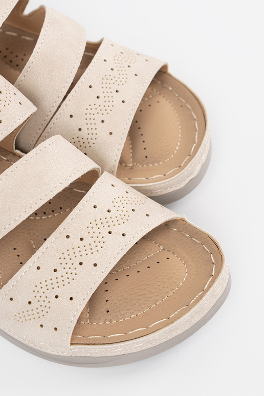 Čības uz zemas platformas spilgti...