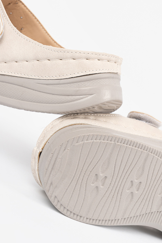 Čības uz zemas platformas spilgti...