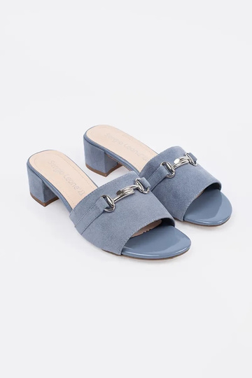 Zilās krāsas čības uz... 2