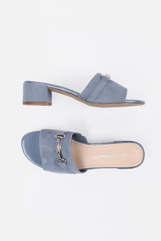 Zilās krāsas čības uz augstiem... Zilās krāsas čības uz augstiem...