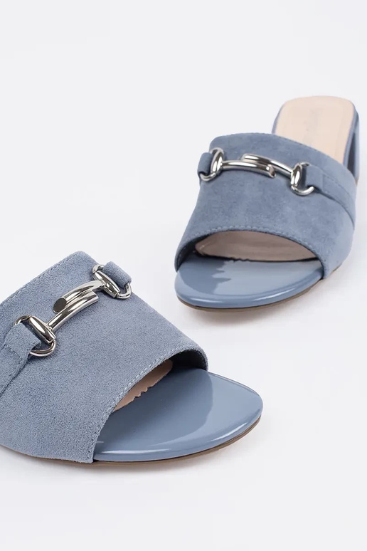 Zilās krāsas čības uz augstiem... Zilās krāsas čības uz augstiem...