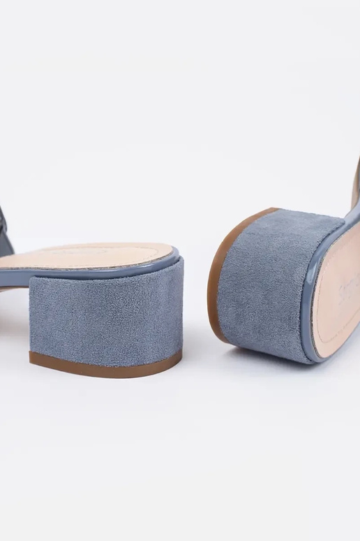 Zilās krāsas čības uz augstiem... Zilās krāsas čības uz augstiem...